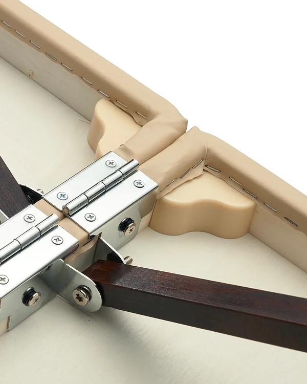 Надёжное основание
и бесшумная фурнитура